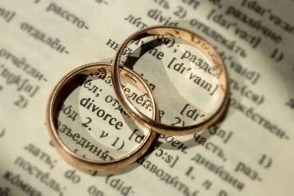 Image of rings removed before divorce mediation Totton